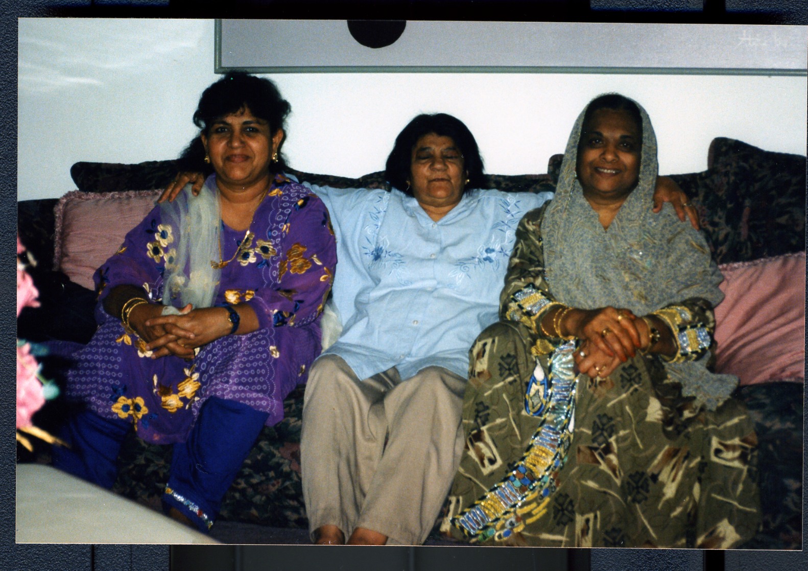 Sakinabai, Hanifabai (center) and Kamimasi